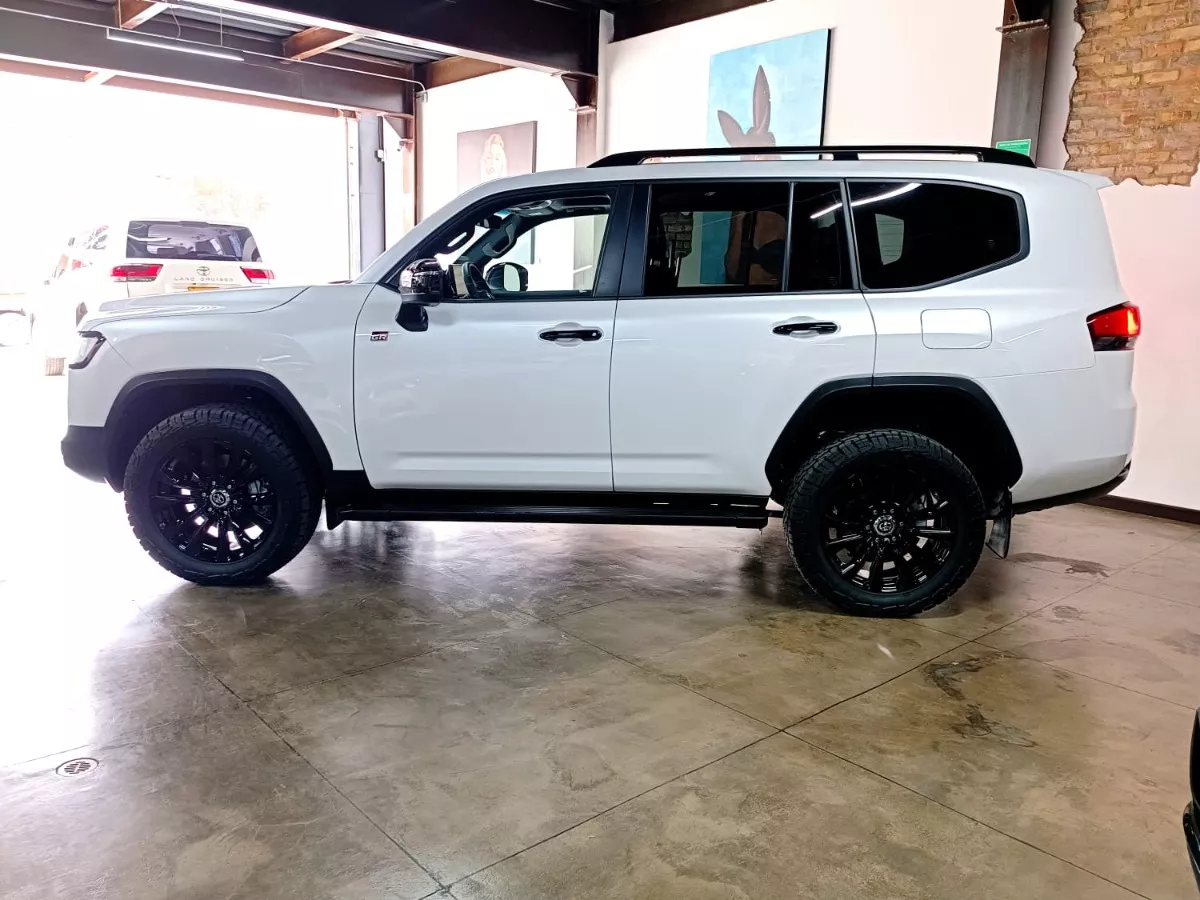 Toyota Land Cruiser LC300 GR Sport 2023