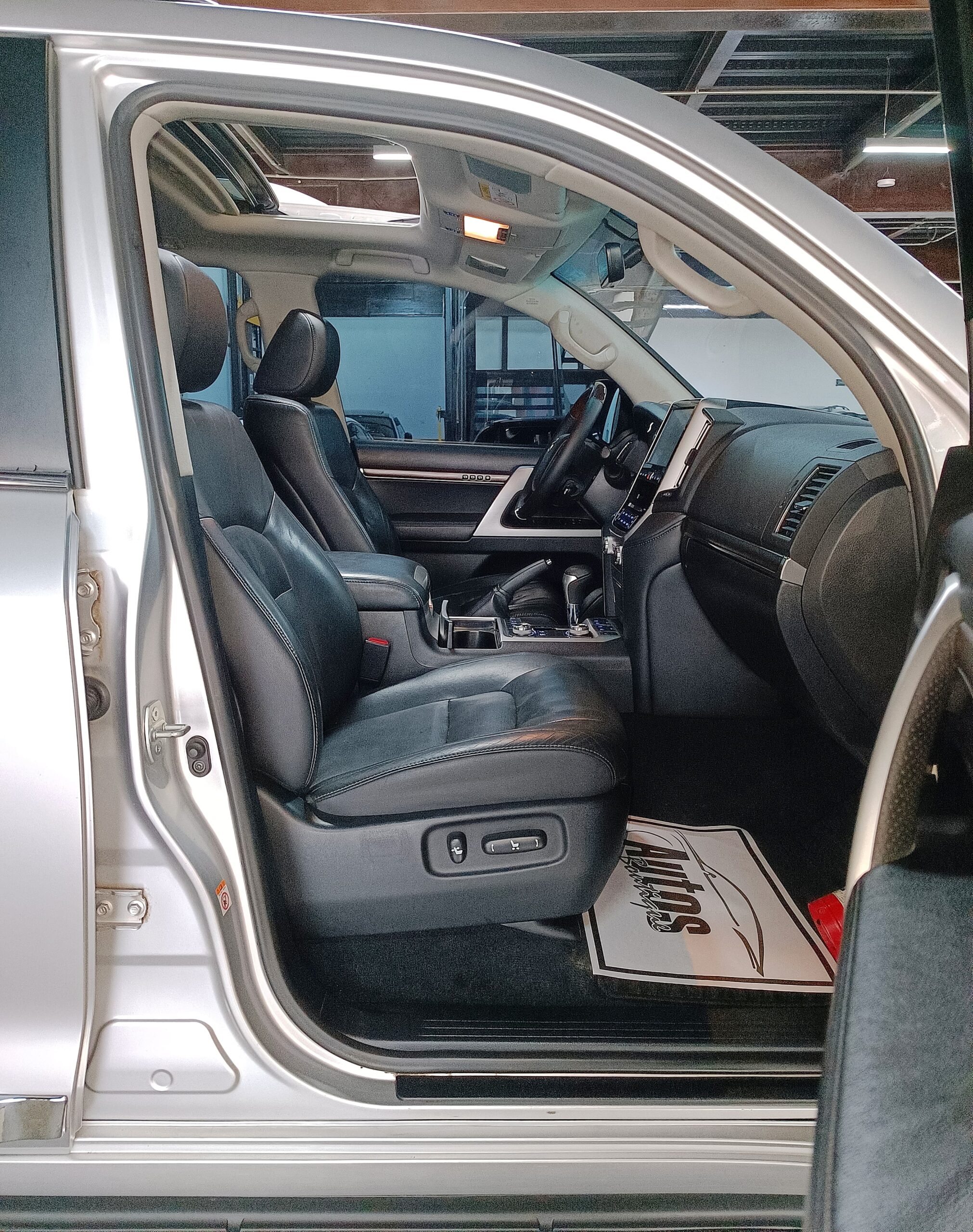 TOYOTA LAND CRUISER 200 4.6 VX 2017